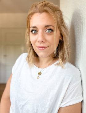 Kyra Groh liest „The Iced Caramel Coffee Agreement“