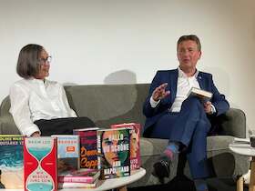 Büchersofa - mit Ursula Baumgärtner und Oberbürgermeister Roland Tralmer