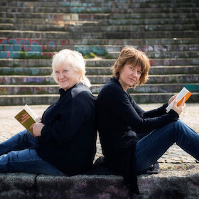 Carmen-Maja & Jennipher Antoni - Präsentieren "Verjüngende Alltagsgeschichten..."