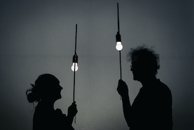 Die Wunderkugel | Familienkonzert - Sandmalerei mit Schattentheater & Live-Musik | für Menschen ab 4 Jahren