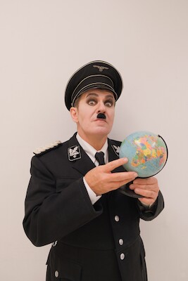 Saison 2026/2027 - Der große Diktator - Nach Charlie Chaplin