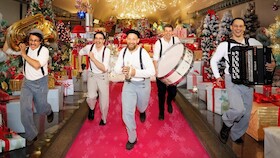 Santa mahoin - Weihnachtsprogramm mit Special Guests