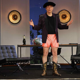 KNECHTE DER KULTURINDUSTRIE