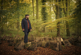 Wohnzimmerkonzert "Of Roots and Crowns" (Indie-Folk/Singer-Songwriter)