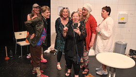 Szene 13: 8 Frauen – eine Tasche – kein Entkommen - Das Spielklub-Festival | Spielklub »weiblich.crossover«