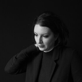 Es ist die Leichtigkeit, die den Herren am Tisch von der Putzfrau unterscheidet - Lesung mit Slata Roschal