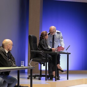 Sie sagt. Er sagt.