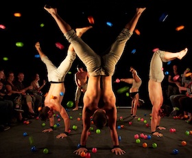 A Simple Space - Zirkus & Körpertheater