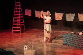 Maria fegt die Wüste